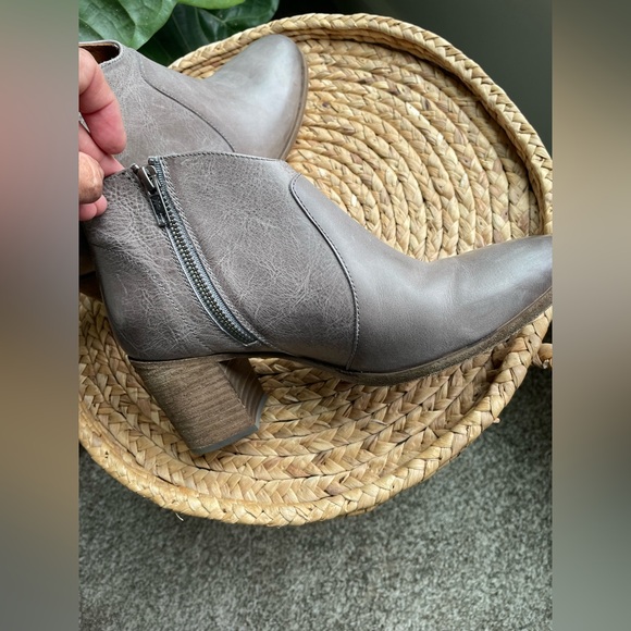 Frye Nora Bootie in like new condition SZ 8.5 leather 3’ heel grey - Picture 5 of 13